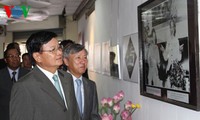 Exposición fotográfica “70 años de la diplomacia de Vietnam” en Laos