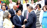 Presidente vietnamita con delegados de la Conferencia de Solidaridad con Cuba