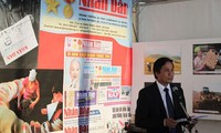 Periódico vietnamita Nhan dan en la Fiesta de L´Humanité, Francia