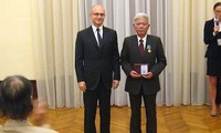 Rusia otorga medallas a 3 expertos vietnamitas en energía nuclear