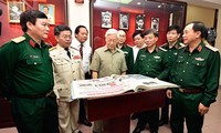 Líder partidista de Vietnam visita periódico Quan Doi Nhan Dan, órgano del Ejército