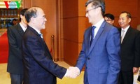 Presidente del Parlamento de Vietnam recibe al embajador de Laos