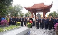 Dirigentes del Partido y Estado rinden homenaje al Gran Poeta Nguyen Du 