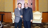 Dirigentes de Vietnam y Laos revisan programas de cooperación bilateral