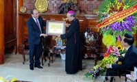 Dirigente de Vietnam visita parroquias católicas y protestantes en ocasión navideña de 2015