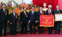 Entregan título “Héroe del Trabajo” a  instituciones destacadas de Vietnam