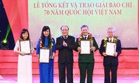Entrega de premios a la prensa por 70 aniversario del Parlamento de Vietnam