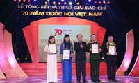 Entrega de premios a la prensa en ocasión del 70 aniversario del parlamento vietnamita