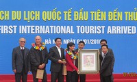 Localidades vietnamitas reciben los primeros turistas extranjeros en el primer día del 2016