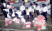 Presidente del país envía regalos del Tet a soldados y habitantes en el distrito isleño de Truong Sa