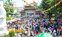 En pagodas habitantes de Ciudad Ho Chi Minh el primer día del Año del Mono
