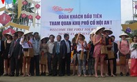 Localidades vietnamitas dan bienvenida a primeros turistas extranjeros en Año Lunar 2016