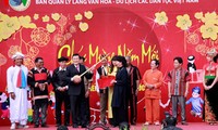 Mandatario en Fiesta primaveral en Aldea de Cultura y Turismo de Etnias vietnamitas