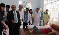Entrega UNICEF regalos a victimas de Agente Naranja en Vietnam