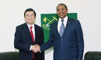 Presidente de Vietnam dialoga con el líder del Partido Revolucionario de Tanzania