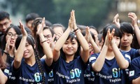 Jóvenes vietnamitas y el movimiento La Hora del Planeta 2016 por el medio ambiente 