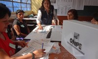Abren centros electorales en Perú para elecciones generales