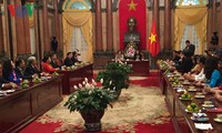 Nueva vicepresidenta vietnamita recibe a delegación del Fondo de becas Vu A Dinh 