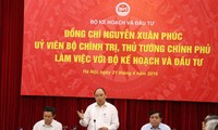Primer ministro de Vietnam orienta el desarrollo socioeconómico para el próximo lustro