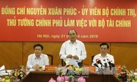 Trabaja premier vietnamita con Ministerio de Finanzas