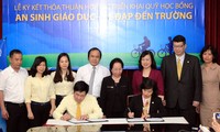 Firman en Vietnam acuerdo de cooperación en apoyo a los niños pobres