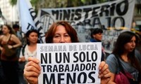 Sindicatos argentinos marchan en protesta contra nuevas políticas económicas 