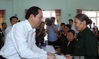 Honra presidente de Vietnam sacrificios de Madres Heroicas y mártires de guerra