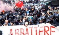 Manifestantes chocan con policía italiana en protesta contra valla fronteriza de Austria