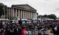 El Gobierno francés supera la moción de censura en el Parlamento