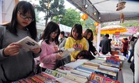 Animado mercado de libros para niños en Vietnam