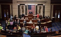 Senadores demócratas presionan al Congreso de EEUU pedir más control de armas