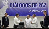 Gobierno colombiano y FARC firman oficialmente un acuerdo de alto el fuego 