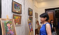 Celebran exposición de pinturas infantiles sobre la familia en Hanoi