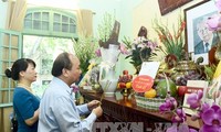 Premier vietnamita ofrenda inciensos por 30 años del fallecimiento de ex líder partidista