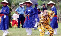 Singularidad del canto y baile de Ai Lao en el Festival del Santo Giong