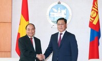 Primer ministro de Vietnam conversa con jefe del gobierno mongol