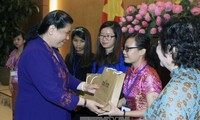 Reafirman apoyo estatal a la comunidad aborigen vietnamita y sus alumnos