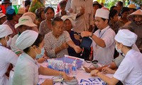 Pobladores humildes de Ha Tinh beneficiados de exámenes de salud gratuitos