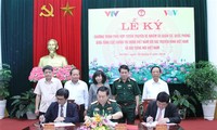 Firman un programa de colaboración en divulgación sobre misiones de defensa nacional de Vietnam
