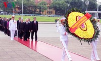 Máximos líderes de Vietnam visitan mausoleo del presidente Ho Chi Minh en ocasión del Día Nacional