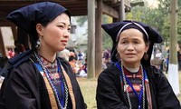 Tela índigo crea encanto de la vestimenta de grupos étnicos