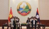 Presidenta del Parlamento de Vietnam reunida con primer ministro laosiano 