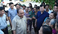 Dirigentes vietnamitas visitan a habitantes en zona de reasentamiento