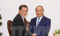 Primer ministro de Vietnam recibe a embajador y experto de Japón