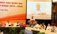 Premier vietnamita insta a una reducción sostenible de la pobreza hasta 2020