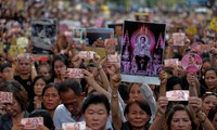 Miles de tailandeses rinden homenaje a su fallecido rey