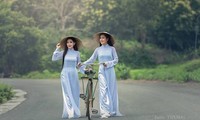 Modelos tailandesas en traje tradicional vietnamita