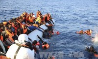 Al menos 12 muertos deja naufragio de barco de inmigrantes en Libia 