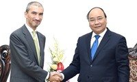Primer ministro vietnamita recibe a embajadores de Portugal y Serbia