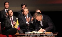 Gobierno de Colombia y FARC firman acuerdo de paz modificado 